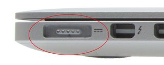 MagSafe-tilkoblingen sitter fast magnetisk på utsiden av datamaskinen, slik at den ikke ødelegger noe om den blir nappet ut.
