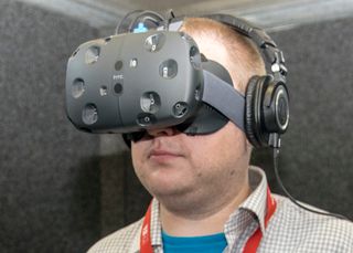HTC og Valves VR-briller Vive. De fleste VR-briller har et utseende som er i samme gaten.