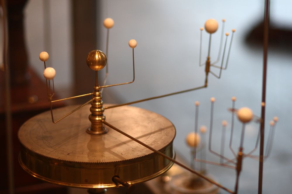Dette mekaniske plananetariet laget av Benjamin Martin i London i 1766, ble brukt av John Winthrop for å lære bort astronomi ved Harvard-universitetet. Det befinner seg i Putnam Gallery på Harvard Science Center.