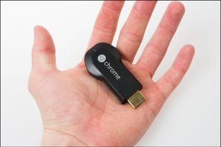 Googles Chromecast-pinne har en rekke funksjoner og kobles til med HDMI.