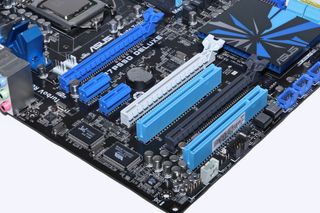 Eldre hovedkort med PCI Express 16x- og 1x-porter, i tillegg til to av den eldre PCI-standarden (tredje nederst og nederst).