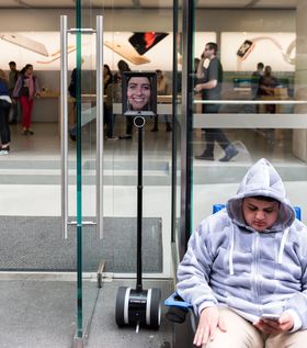 Roboten består av en iPad som er festet til en Segway-lignende innretning.