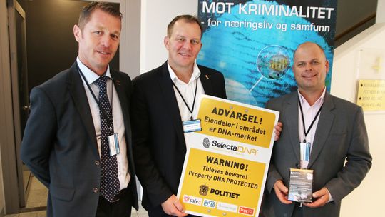 Politiinspektør Odd Skei Kostveit, seniorrådgiver i Næringslivets sikkerhetsråd, Thomas Haneborg og Frode Mathiassen fra Safe4 Security Group med et skilt likt de som er satt opp i Hasleåsen ved Sandefjord.
