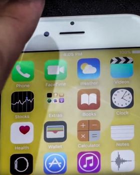 «Skaden» på skjermen kan så vidt skimtes som en lysere stripe som går diagonalt fra toppen av telefon-symbolet og ned gjennom FaceTime-, iBooks- og Clock-appene. Vi har forsterket kontrasten for å tydeliggjøre stripen.