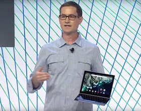 Googles produktsjef, Andrew Bowers, presenterer Pixel C.