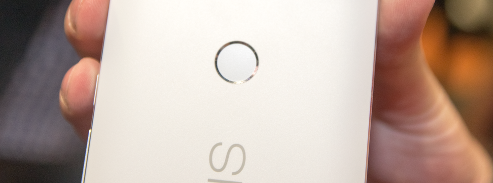 Fingerleseren i Nexus 6P er plasert midt på baksiden, og burde være grei å nå for de fleste.