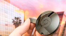 Den nye Chromecast-en har et rundt design som ligner på dagens modell, her avbildet, men må nødvendigvis by på vesentlig kraftigere maskinvare.