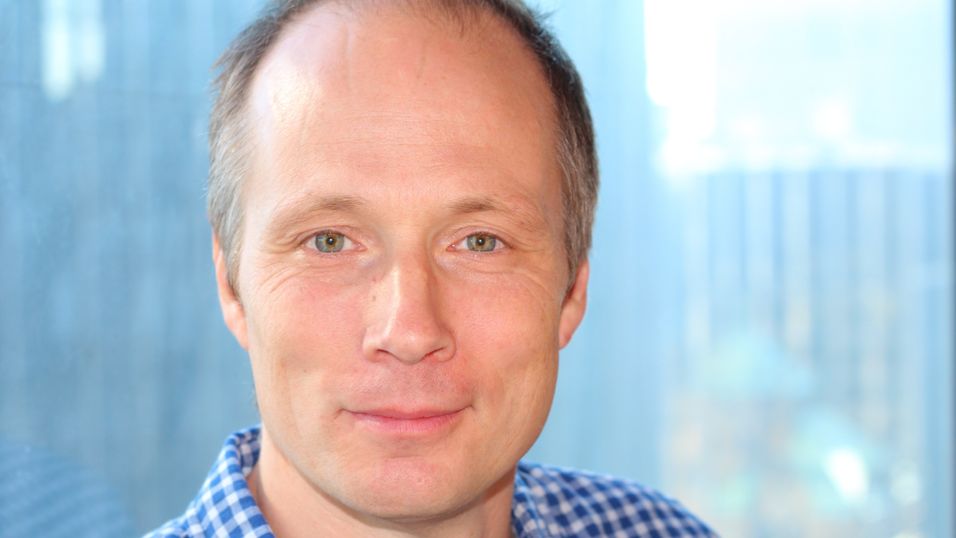 Leder i Telenor Objects, Johan Ivarson, sier de digitale trygghetsalarmene er tryggere enn de gamle analoge. Nå skal selskapet hjelpe Oslo kommune med moderniseringen.