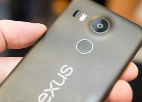 Nye Nexus 5X fra LG er utstyrt med USB type C, men kabelen som følger med har den nye kontakten i begge ender. Det kan bety starten på en storstilt utskifting av ladere.