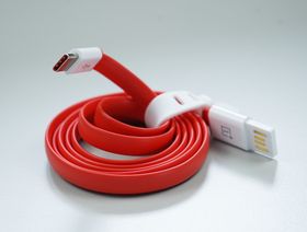 Slik ser ladekabelen som følger med OnePlus 2 ut. Denne har ordinær USB-kontakt i laderenden og USB type C i telefonenden.