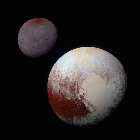 Charon er mye mørkere enn Pluto.