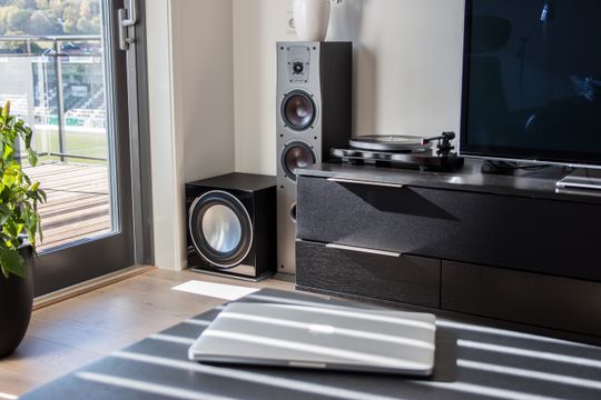 Med Stream What You Hear kan du strømme musikk som både ligger lokalt på en Windows-maskin eller på en hvilken som helst strømmetjeneste, ut på musikkanlegget idtt. (MacBooken på bildet kjører Windows i BootCamp, om noen stusser ved det!).