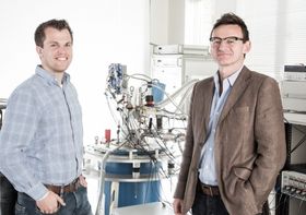 Forsker Menno Veldhorst (t.v) og prosjektleder Andrew Dzurak i laboratoriet hvor eksperimentet ble utført.