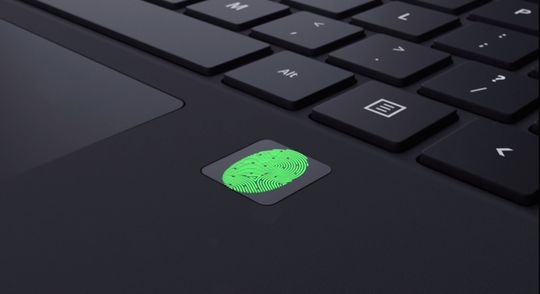 Ny fingeravtrykksteknologi er bygget inn i tastaturdelen på Surface Pro 4.