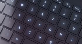 Tastaturet i Surface Book er bakbelyst, noe Microsoft gjorde et stort poeng ut av i presentasjonsvideoen.
