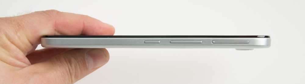 Telefonen er forholdsvis slank selv om den har stort batteri.