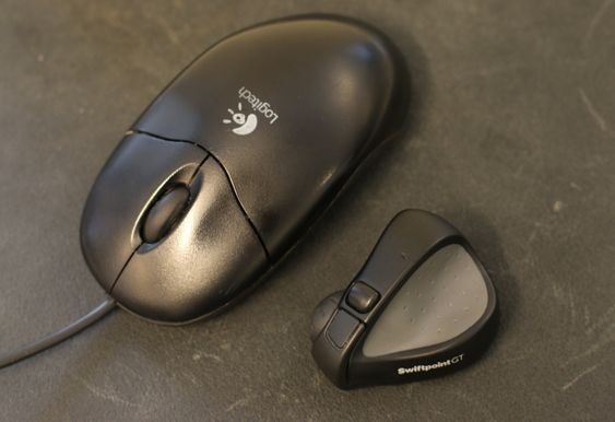 Ikke rart det er uvant. Swiftpoint GT ved siden av en vanlig mus fra Logitech.