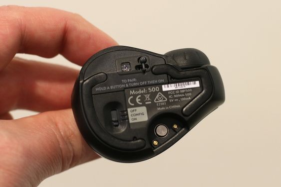 På undersiden har du sensor, stylus, av-/på-/konfigurasjonsbryter og instruksjoner for paring.