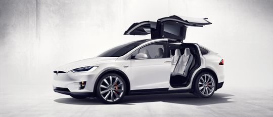 Falkevingedører ser unektelig tøft ut. Her ses hele konstruksjonen på nylig lanserte Model X.