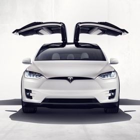 Ifølge Elon Musk vil også Crossover-utgaven av Model 3, kalt Model Y, få slike falkevingedører. Her Model X.