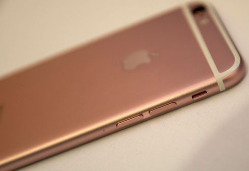 Nye iPhone 6S har blitt bittelitt tykkere enn forrige modell, men det er ikke merkbart uten å ha de to telefonene ved siden av hverandre.