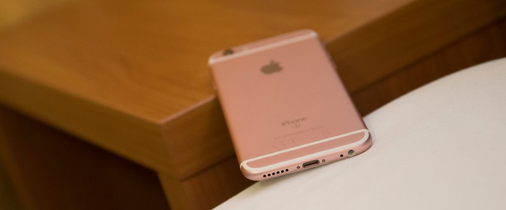 Konkurrerende telefoner er i ferd med å gå over til nye USB type C. Apple holder fremdeles på sin Lightning-plugg som kan settes inn «begge veier».
