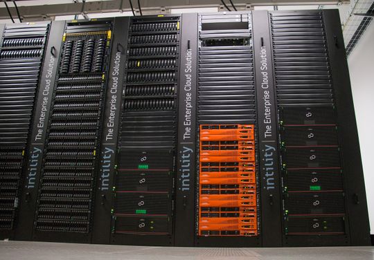 RAD PÅ RAD: Intility har to sett med DX500-systemer i Fujitsus Eternus-serie i sitt datasenter på Rosenholm. Dette er lagringsløsningen til backupsystemet. Her tar de sikkerhetskopi av dataene til over 500 selskaper i 16 land. Foto: Story Labs.