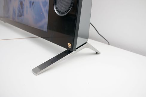 Foten er enkel, og kan plasseres lenger inn på TV-en om du har et smalt bord å sette skjermen på.