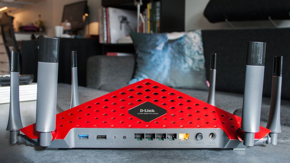 Av tilkoblinger finner vi fire gigabit LAN-porter, en USB 2.0- og en USB 3.0-port. I tillegg kommer den hendige WPS-knappen og av/på-bryteren. Om alt skulle skjære seg kan ruteren nullstilles ved å holde f.eks en binders inn i Reset-hullet noen sekunder.