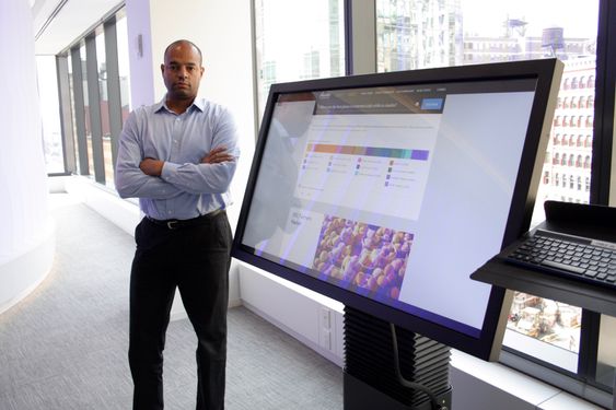 Sjefen for innovasjon i IBM Norge, Thomas Anglero, og en av Watsons mange ansikter.