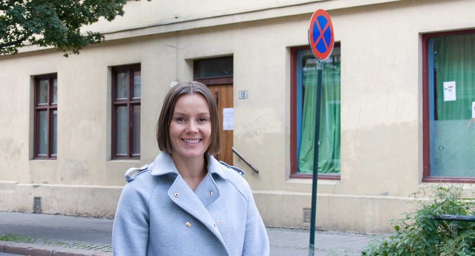 Homenet-sjef Nina Vesterby foran Motzfeldts gate 18 på Grønland i Oslo, der selskapet har testet teknologien G-fast, som gir fiberfart over telefonledningene.