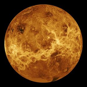 Sammensatt radarbilde av Venus' overflate (uten skyer), tatt i perioden 1990-1994 av Magellan-romskipet.