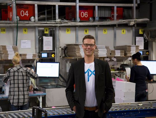 ALT KAN LEIES: Morgan Lunde, ansvarlig for finansiering og leie i MPX, står foran selskapets massive robotlager. Alle produktene selskapet selger, kan også leies.