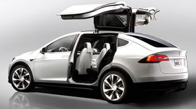 Nylig lanserte Tesla Model X er blant bilene som skal produseres på Gigafactory.