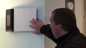 Systemet kan ta form som paneler på veggen, her vist frem av Energous selv.