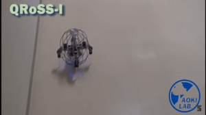 Etter at roboten har rullet ferdig, resier den seg opp på egen hånd.