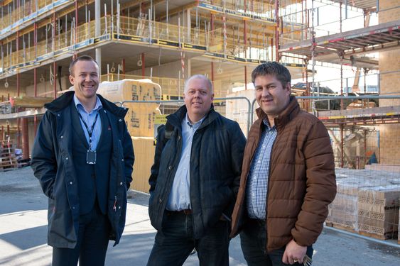 Fra venstre: Jon Birger Ellingsen i Viken Fiber, Per Øyvind Ødegård i Altibox og Pål Johnsen i Viken Fiber.