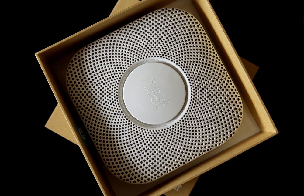 Nest Protect under utpakking.