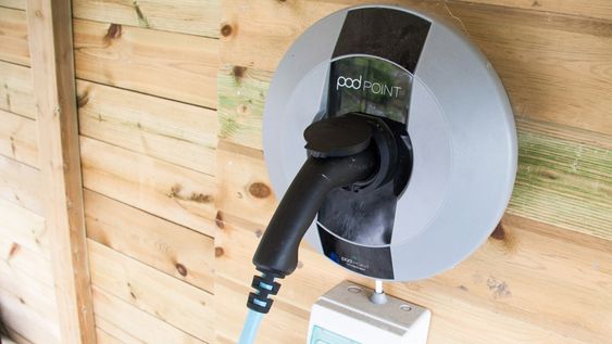 Har du installert et eget ladepunkt skal det følge installasjonsnormen NEK400, som krever at det er overspenningsvern på plass.