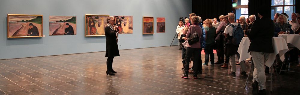 Kunsthistoriker Sigrun Rafter kunne fortelle litt om bildene.