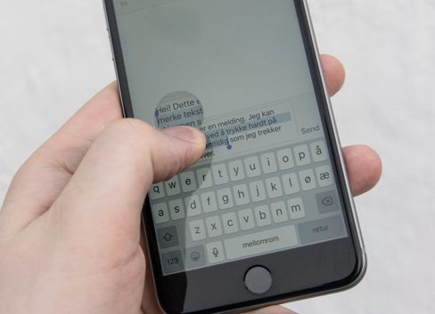 En funksjon jeg ikke ble helt obs på før nå er at 3D Touch også kan brukes til å avgjøre om du skal flytte tekstmarkøren, eller merke teksten. Vanlig berøring flytter markøren, litt hardere trykk merker teksten.