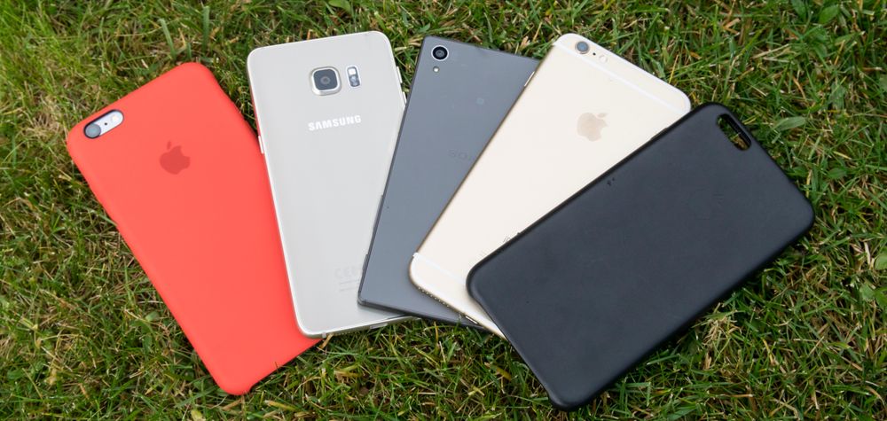 Her er et knippe topptelefoner. Fra venstre: iPhone 6S Plus i deksel, Galaxy S6 Edge+, Sony Xperia Z5 og iPhone 6S Plus uten deksel.