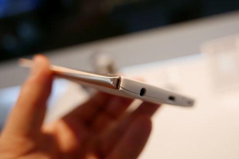 Telefonen har en metall-list på sidene.