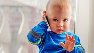 Barn%20baby%20mobiltelefon%20samtale.300
