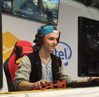 Sander «Richie» Solberg på SpillExpo i forbindelse med en konkurranse der publikum fikk spille med Christopher «GeT_RiGhT» Alesund og Adam «friberg» Friberg.