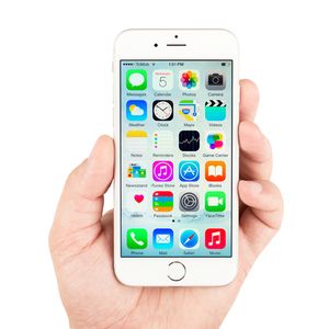 På låste iPhone-telefoner med iOS 8 eller nyere skal det være klin umulig å hente ut data, ifølge Apple.
