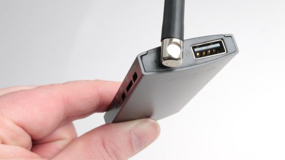 Bak sitter en vanlig USB-port som eksempelvis kan ta en minnepinne eller dongel til trådløst tastatur.