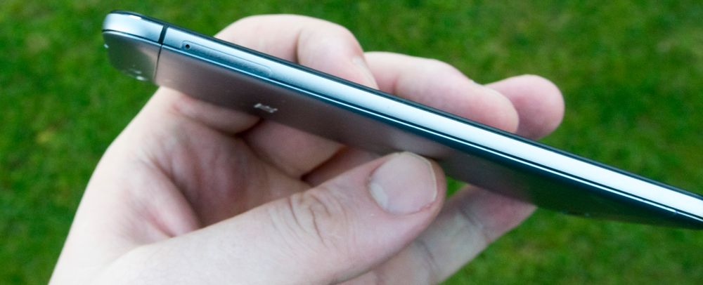 Telefonen er syltynn, og har kun én luke. Her kan du putte inn to SIM-kort, eller ett SIM-kort og ett minnekort.
