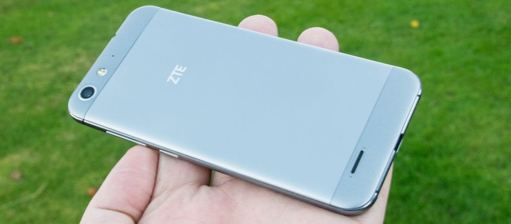 ZTE Blade V6 er usedvanlig pen å se til med tanke på at den koster rundt 2500 kroner i vanlig utsalg.