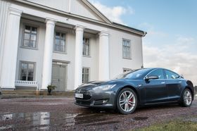 Tesla Model S P85D er en av Aston Martins RapidE sine hovedkonkurrenter.